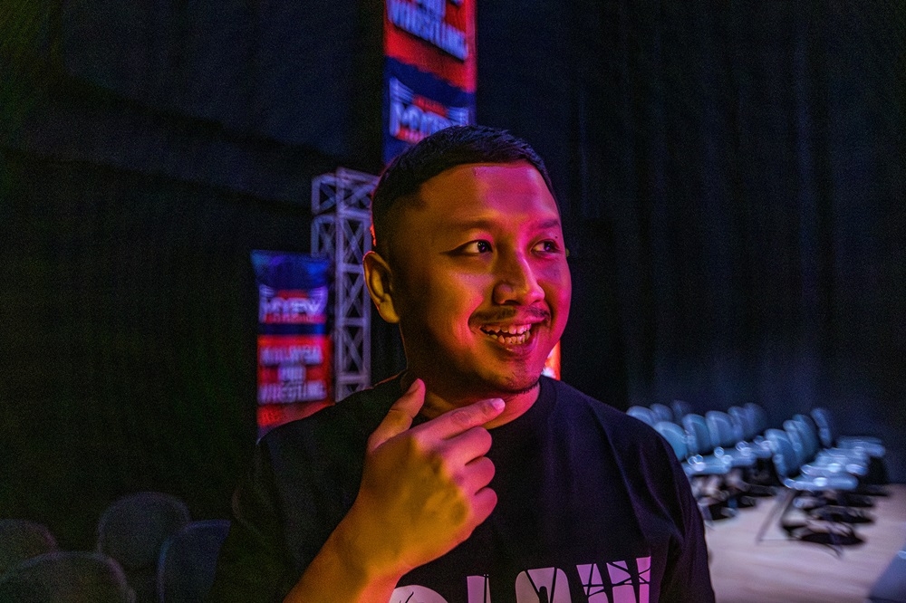 Yudho ‘Boengkoes’ Perwiro, a YouTuber from Indonesia, vlogged his first MYPW show. — Picture by Firdaus Latif