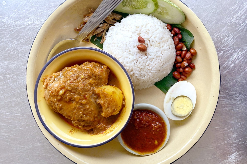 Nasi lemak ayam rendang.