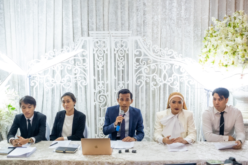 According to KMI’s lawyer Tuan Muhammad Arief Tuan Mohamad Yusof (centre), the reason they are holding a press conference was to clear the air from allegations made towards KMI following the cancellation of Konsert Malam Sutera Aisha Retno. –– Picture by Raymond Manuel 