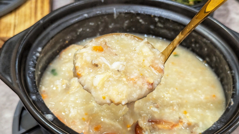 The de-shelled crab meat is added back into the porridge.