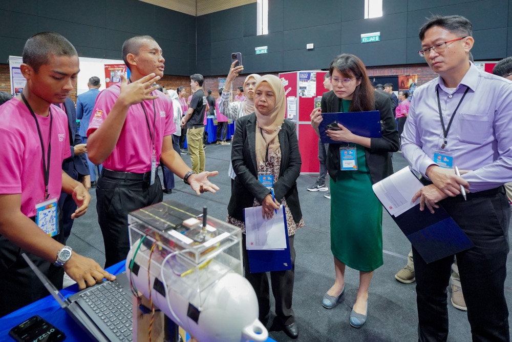 Semi-final judging session by judges (from left) Alinah Kasiman Manager, Performance & Rewards, Sime Darby Industrial, Constance Yuen, Chief Executive Officer, Pemimpin GSL, Low Keng Ann, Head Procurement (Asia) Logistics & Fac. –– Picture courtesy of Yayasan Sime Darby 