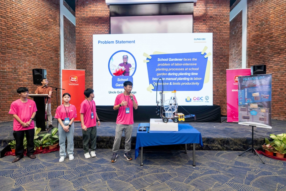 Team PlantBot of Chung Ling Private High School, Pulau Pinang during the final round of presentation. –– Picture courtesy of Yayasan Sime Darby 