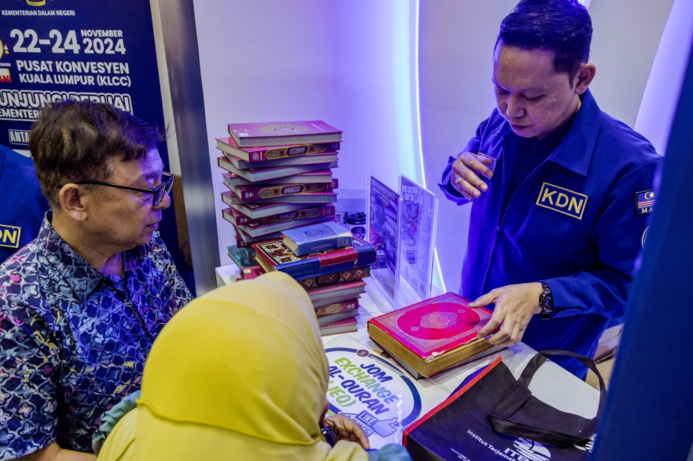 Datuk Dr Roslan Husin (left) was among those who exchanged their old copies of Quran. November 23. 2024. — Picture by Firdaus Latif