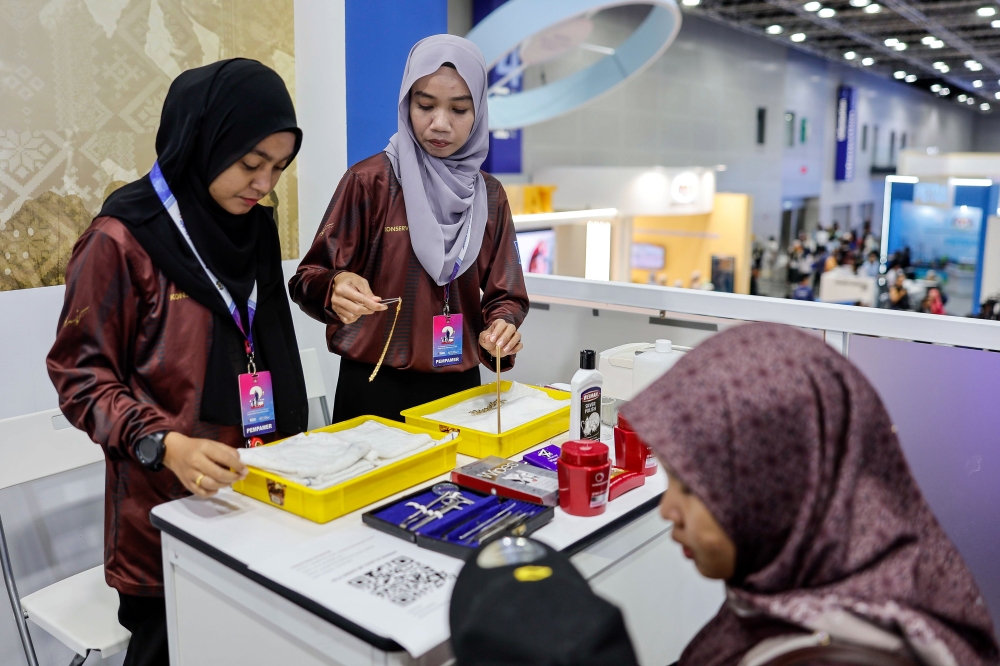 The jewellery cleaning service was held for the first time, and was carried out in front of visitors. — Bernama pic