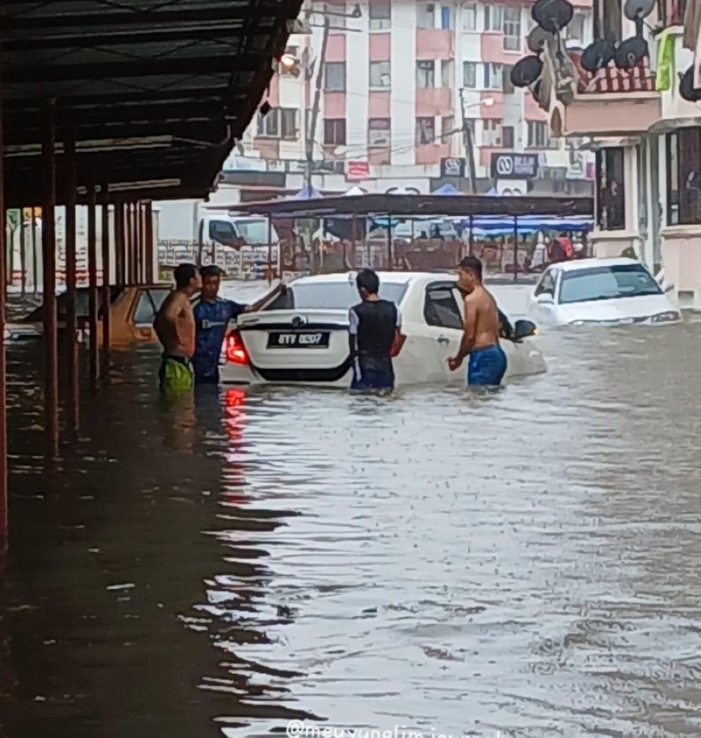 Videos of cars submerged halfway in the floodwaters around Bundusan Beverly Hills and JPJ have emerged on social media. — Picture courtesy of Tracy Lim  