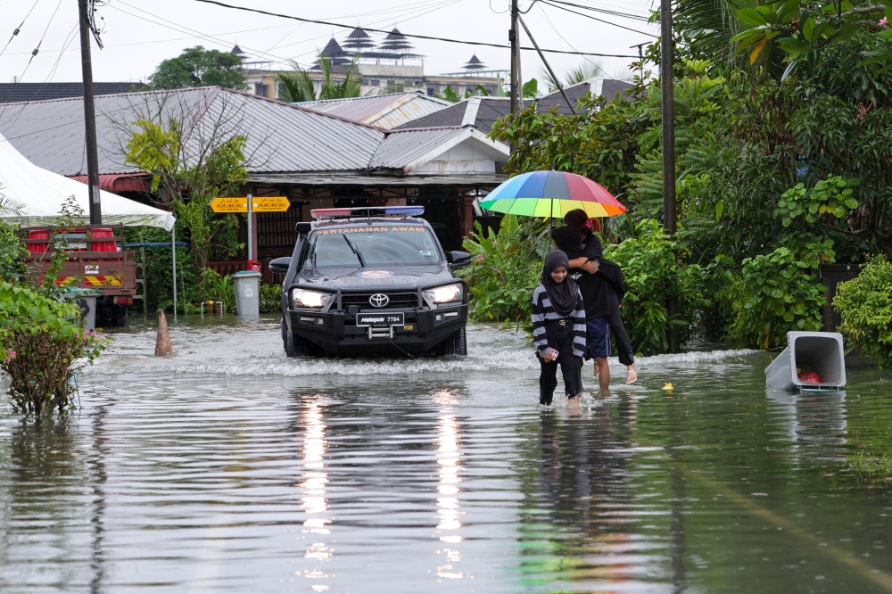 Malaysian Civil Defense Force (APM) vehicles patrolled the flooded area that hit Kampung Pasir in Johor Baru November 29, 2024. — Bernama pic