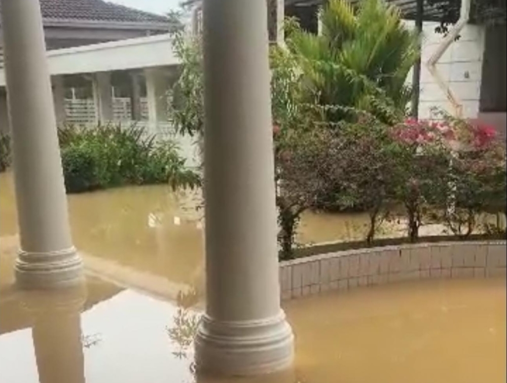 Another view o the flooding of the official Kedah Menteri Besar's residence. — Picture via Facebook/Zulkifli Yahaya