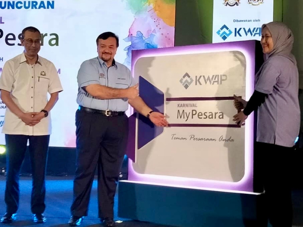 Finance Minister II Datuk Seri Amir Hamzah Azizan (centre) launches the Retirement Fund Incorporated’s (KWAP) MyPesara Carnival 2024 at Angsana Johor Baru November 30, 2024. — Picture by Ben Tan