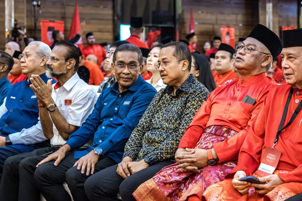 PAS secretary-general Datuk Seri Takiyuddin Hassan and PAS vice-president Datuk Seri Dr Ahmad Samsuri Mokhtar attend the Bersatu annual general meeting at Ideal Convention Centre (IDCC) Shah Alam November 30, 2024. — Picture By Firdaus Latif