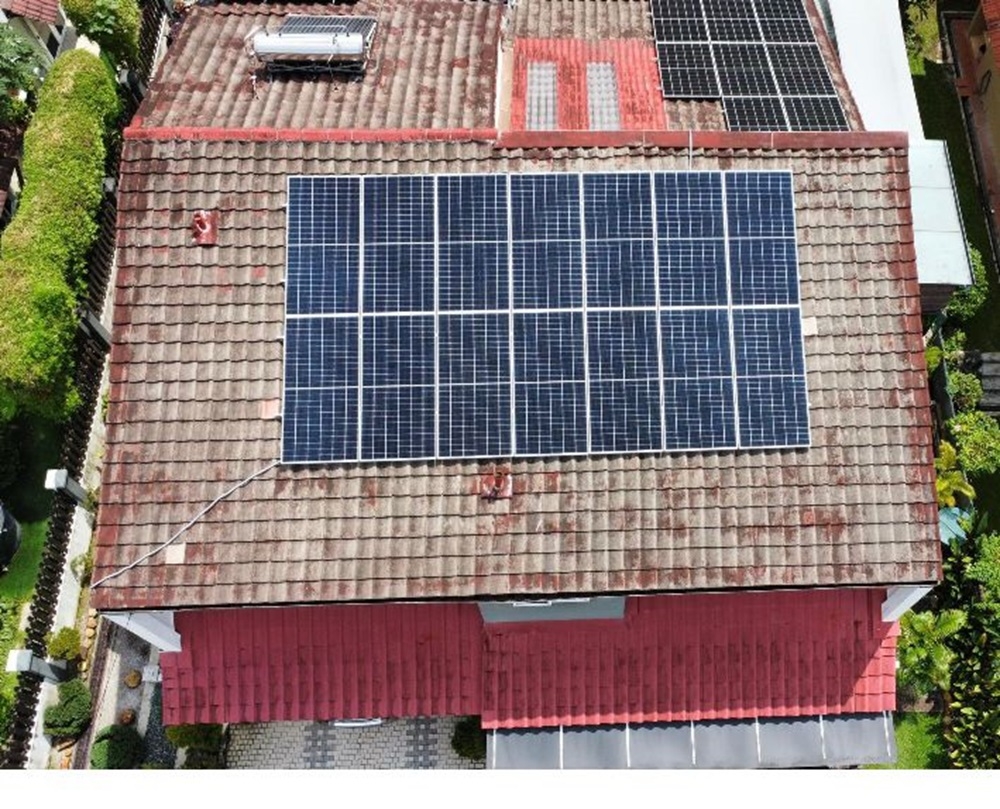 A drone shot of a solar panel installation on a roof shows how panels are carefully arranged to fit the available space. Panel sizes vary depending on the roof’s dimensions, and larger panels are typically used to generate more energy. 