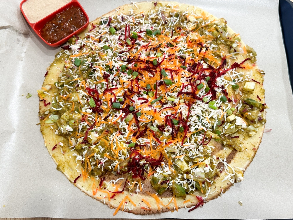 It’s not pizza but the Palak Paneer ‘thosai’ with spinach, ‘paneer’ cubes and their signature beetroot, carrot and grated Cheddar cheese. — Picture by Lee Khang Yi