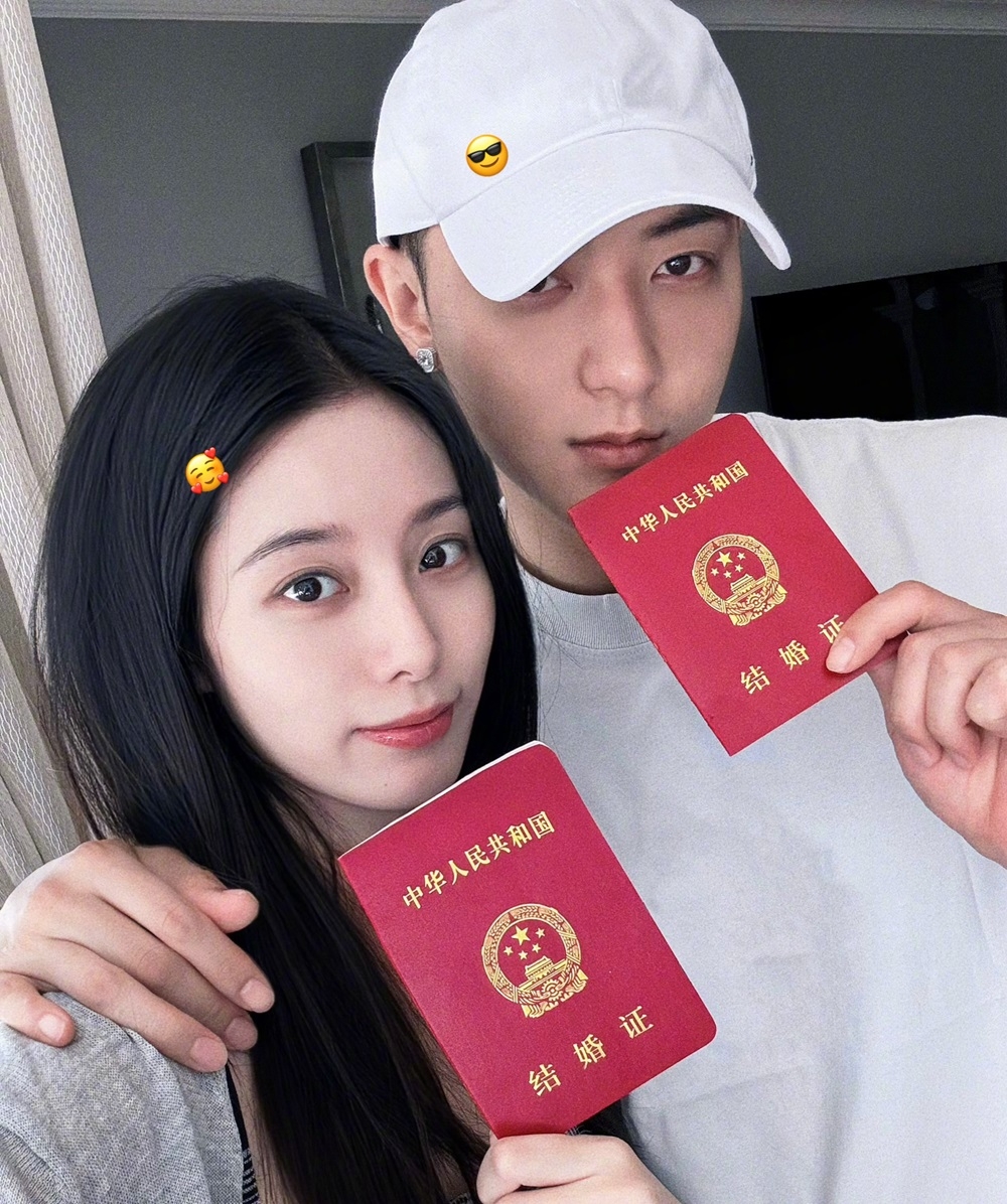 Huang Zitao and Xu Yiyang pose with their wedding certificates, typically issued as red booklets in China. — Picture via Weibo/Huang Zitao