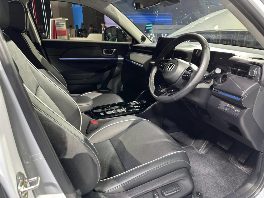 The interior features a 10.25-inch fully digital instrument cluster and a tablet-like 15.1-inch touch screen infotainment display which supports Android Auto and Apple Car Play. — SoyaCincau pic