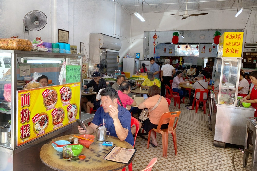 Breakfast crowd at Kedai Kopi & Makanan Saudara. — Picture by CK Lim