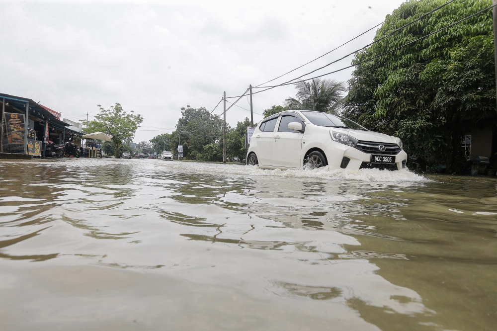 Driving is among the most common causes of death in flooded areas. — Picture by Sayuti Zainudin