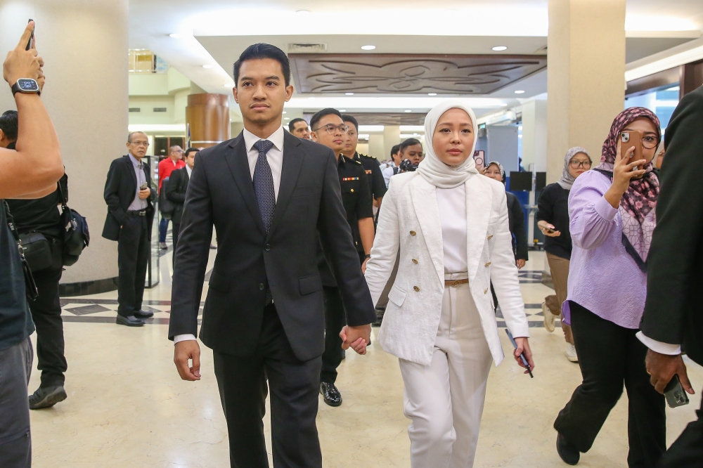 The founders of FashionValet e-commerce platform, Datin Vivy Yusof (right) and her husband, Datuk Fadzaruddin Shah Anuar at the Kuala Lumpur Court Complex on December 5, 2024, to face charges of criminal breach of trust involving Khazanah Nasional Berhad (Khazanah) and Permodalan Nasional Berhad (PNB) in connection with the e-commerce platform. — Picture by Yusof Mat Isa