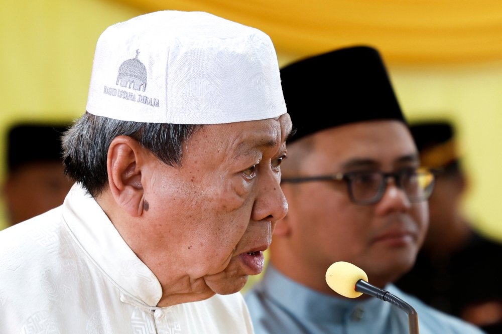 Sultan Sharafuddin Idris Shah speaks at the opening of the Klang Chinese Muslim Jamek Mosque. — Image by Bernama