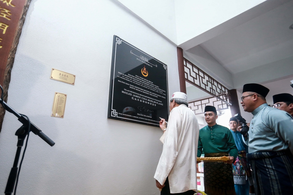 Selangor's Sultan Sharafuddin Idris Shah consents to signing the plaque for the inauguration of the Klang Chinese Muslim Jamek Mosque. — Picture by Sayuti Zainudin