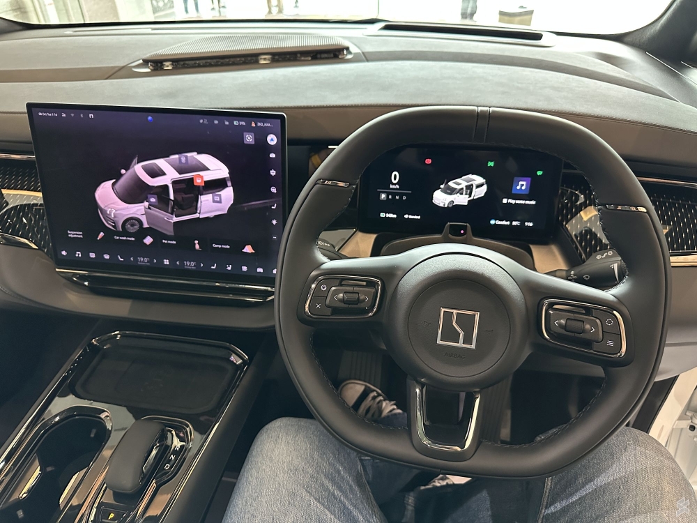 The interior also features 10.25″ Full HD LCD instrument cluster and a 35.95″ augmented reality (AR) head up display, among others. — SoyaCincau pic