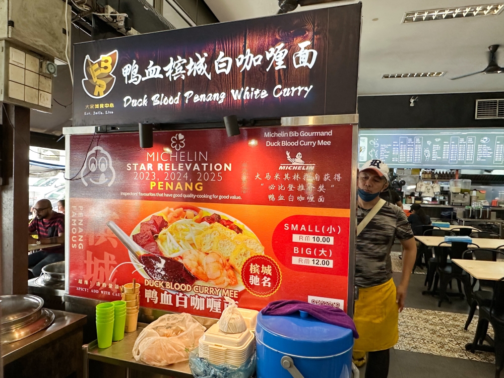 Find the stall at the back of the restaurant that is packed with stalls offering all kinds of food. — Picture by Lee Khang Yi