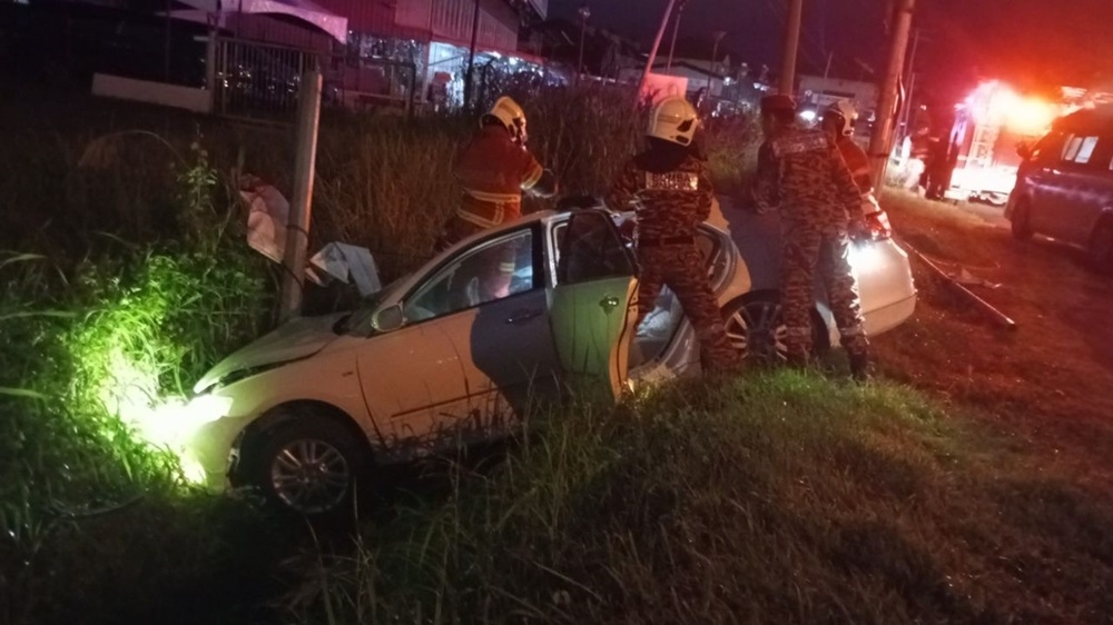 The Myvi overturned, while the Camry lost control and collided with a lamp post after the crash near Kepayan. — Picture courtesy of the Fire and Rescue Department (Bomba)