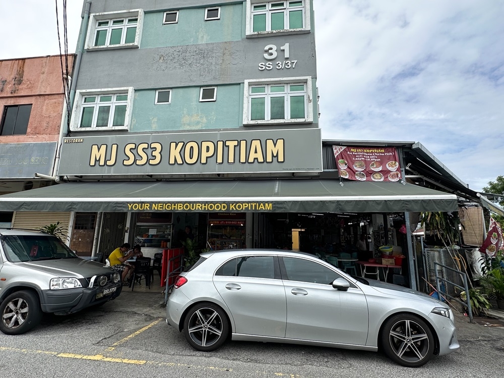 The restaurant is packed with silver haired residents from the neighbourhood. — Picture by Lee Khang Yi