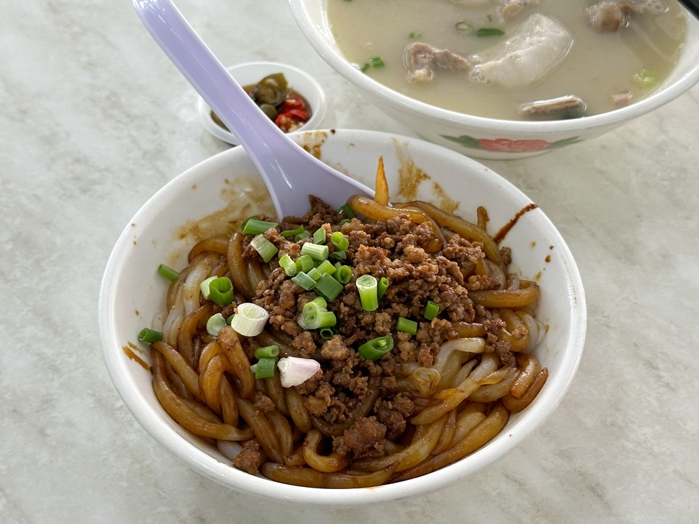 The dry noodles that accompany the soup is topped with a generous portion of fluffy minced pork. — Picture by Lee Khang Yi