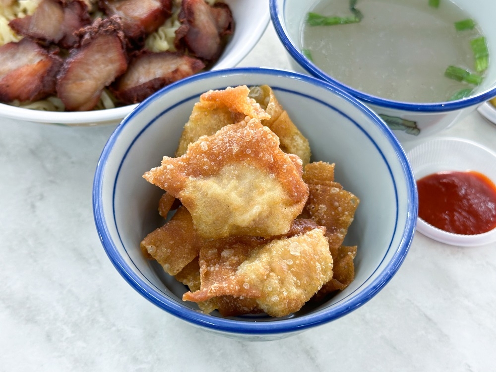 Crunchy ‘wantans’ filled with pork make for a great snack. — Picture by Lee Khang Yi