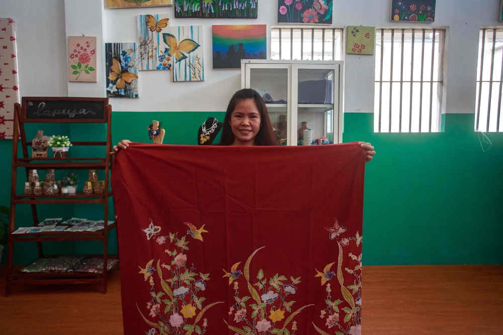 Filipino drug convict on death row in Indonesia, Mary Jane Veloso, shows a batik design she created during her time at Yogyakarta Women’s Correctional Institution Class IIB in Wonosari, Yogyakarta on December 13, 2024. — AFP pic