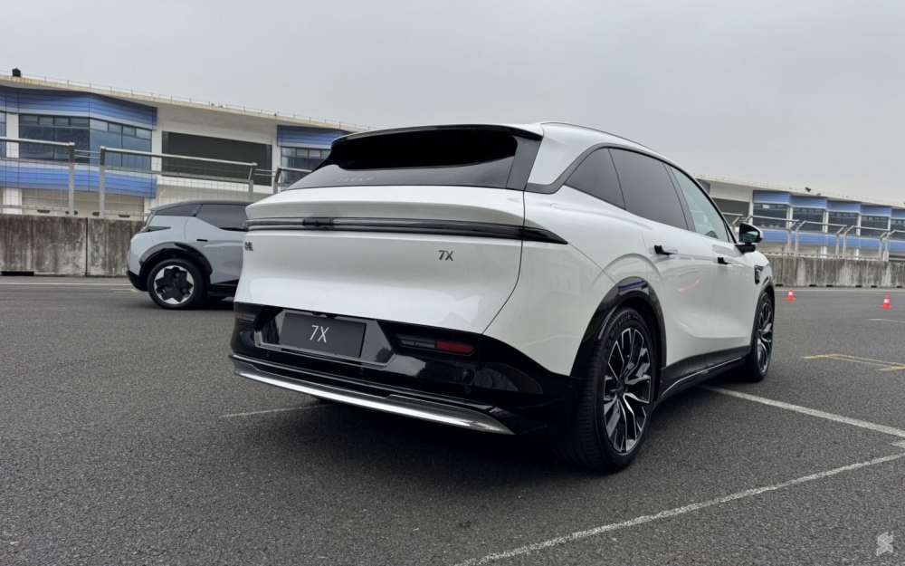 In China, the Zeekr 7X is priced from CNY 229,900 (about RM140,630) for the base RWD model with a smaller 75kWh LFP battery and up to CNY 269,900 (about RM165,100) for the range topping AWD version with the larger 100kWh NMC battery. — SoyaCincau pic