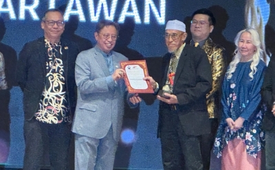 Former TV3 journalist Basri Mohamad honoured as 'Tokoh Wartawan' at Kenyalang Journalism Awards 2024