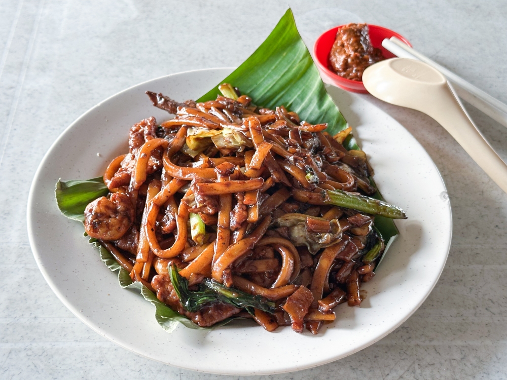 Petaling Street Hokkien Charcoal Hokkien Mee uses a medium sized flat noodle and a thicker 'sambal' made from fresh chillies and 'belacan' — Picture by Lee Khang Yi