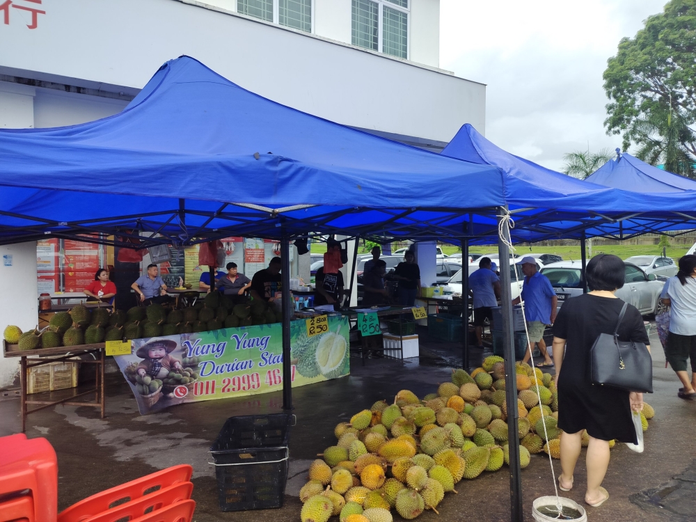 Buyers making their selection at Yung Yung Durian in Stutong. — The Borneo Post pic