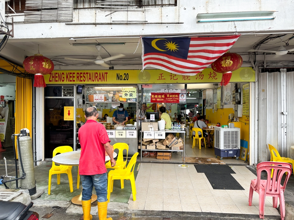 Previously a stall, Zheng Kee Restaurant moved into a shoplot after the pandemic that offers comfortable seating. — Picture by Lee Khang Yi