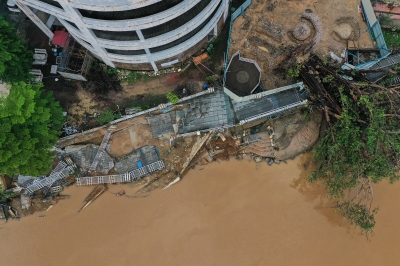 Police to expand restricted area near collapsing Sungai Kelantan riverbank as state govt declares area a disaster zone 