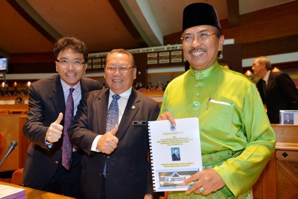 Tun Musa Aman (right) with Tan Sri Joseph Pairin Kitingan (centre) and Datuk Seri Raymond Tan Shu Kiah. — Malay Mail file pic