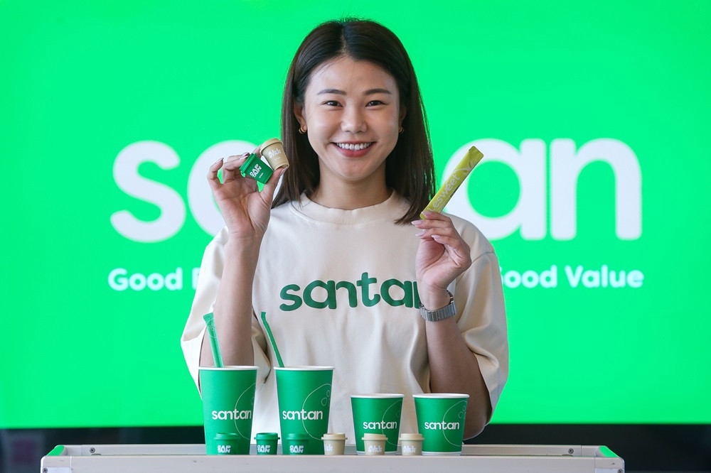 Catherine Goh shows off Santan’s famous coffee capsules. — Picture by Yusof Mat Isa