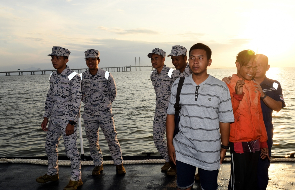  Ikmal Hakimi Ismail, 22, (2nd right) and Nor Hazrul Abdullahg, 25, (right) were found safe in the waters of Acheh, Indonesia yesterday and arrived in Penang on a Maritime ship. — Bernama pic