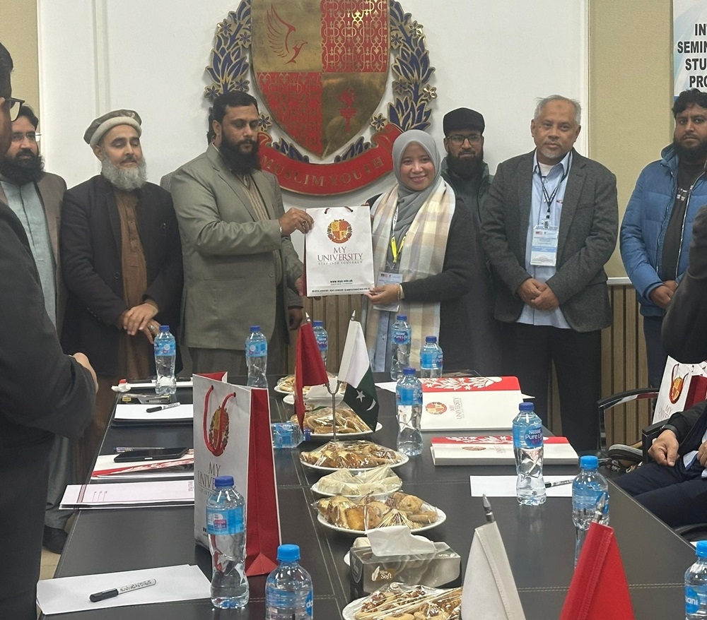 Wan Afiqah Anis Wan Ahmad (4th right) receiving certificate from the conference organiser. APIUM Dean Prof Dr Mohd Fauzi Hamat (2nd right) is also present. — Picture courtesy of Wan Afiqah Anis Wan Ahmad