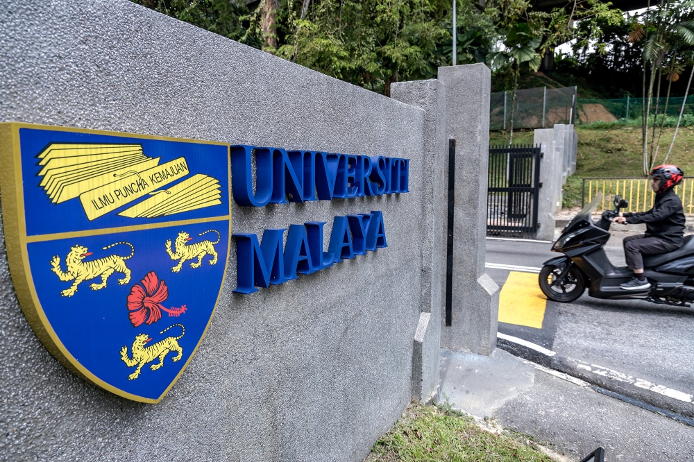 A motorist enters the gates of Universiti Malaya in Kuala Lumpur January 22, 2024. — Picture by Firdaus Latif