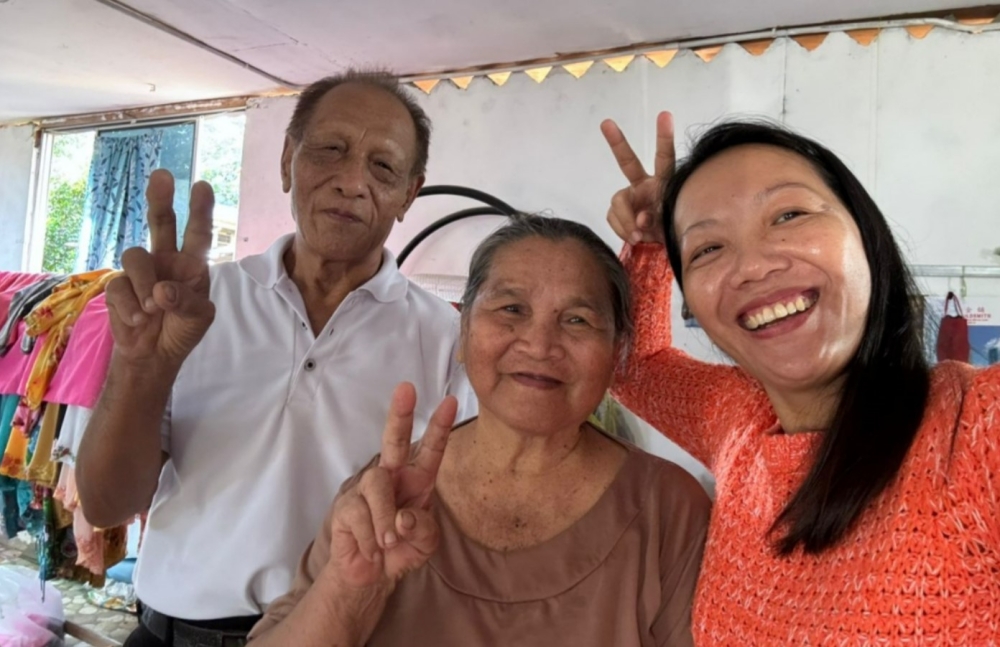 Social activist Agnes Padan (right) with Sarlin (centre) and former border scout Basar, who is still waiting for his citizenship approval. — The Borneo Post pic