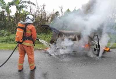 Car engulfed in fire at Bandar Baru Permyjaya Tudan in Sarawak 