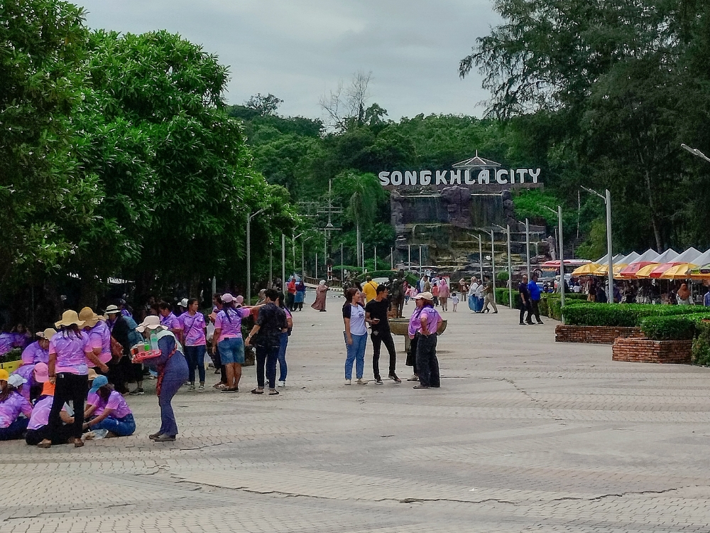 Visitors enjoying a lively day out in Songkhla City. — Picture by Muhammad Yusry