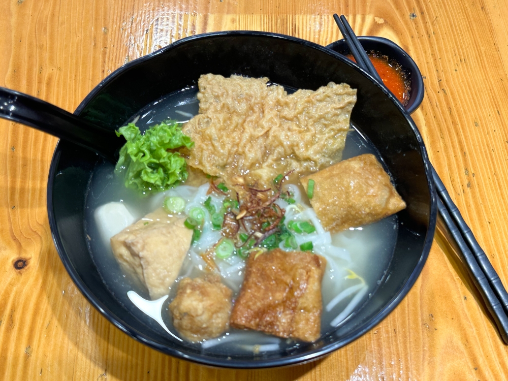 Kampar Noodles is a nod to the owner’s origins, where a clear soup with noodles and a combination of fish ball, pork ball, fried fish ball, stuffed beancurd puff and beancurd skin is served — Picture by Lee Khang Yi