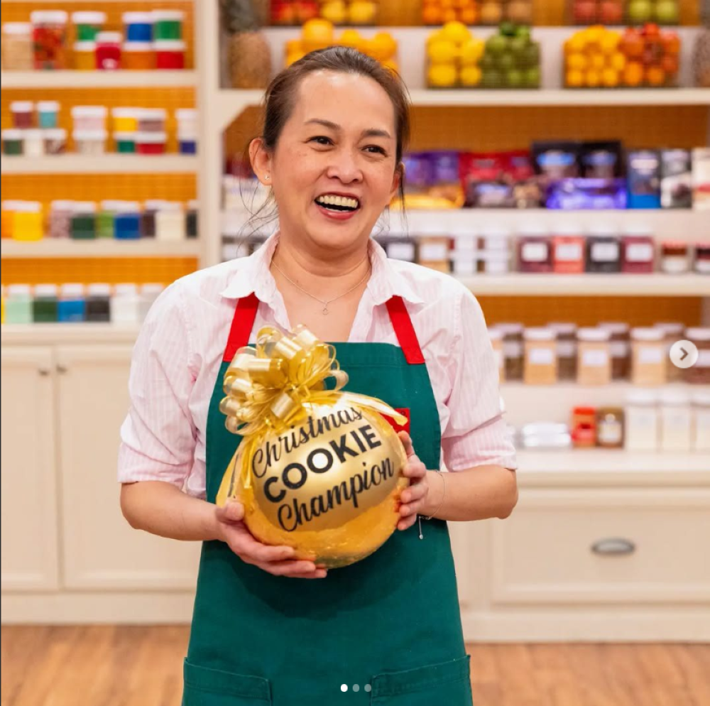 Janet Tan with her prize after winning the Food Network Christmas Cookie challenge. Picture via Instagram/fairylandpastry 