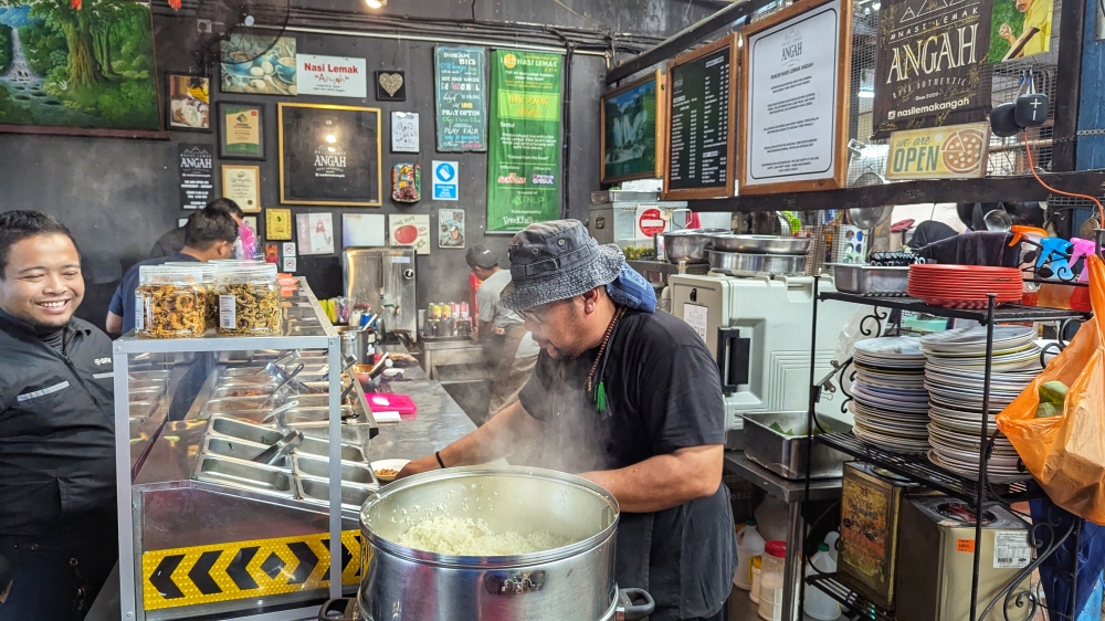 Fadly, also known as Angah, plating up an order. — Picture by Ethan Lau