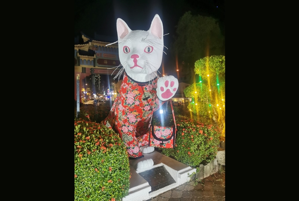 Controversy erupts over early CNY makeover of Kuching’s iconic cat statue right after Christmas