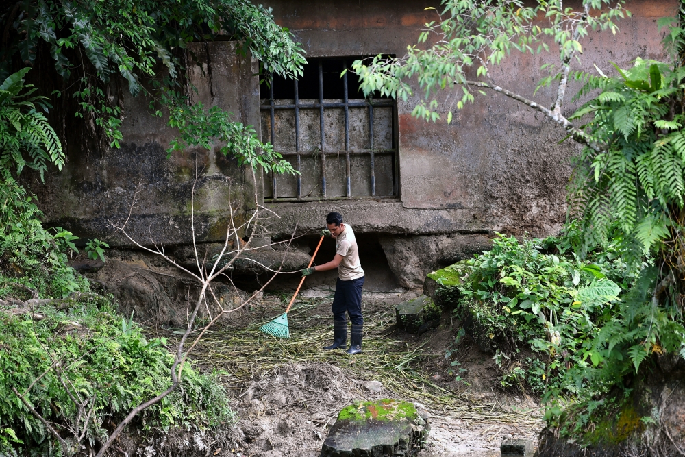 Taiping Zoo and Night Safari staff member Muhammad Shahrul Izwan Muhammad Azhari has made it part of his daily routine to clean the hippopotamus enclosure at Zoo Taiping. — Bernama pic