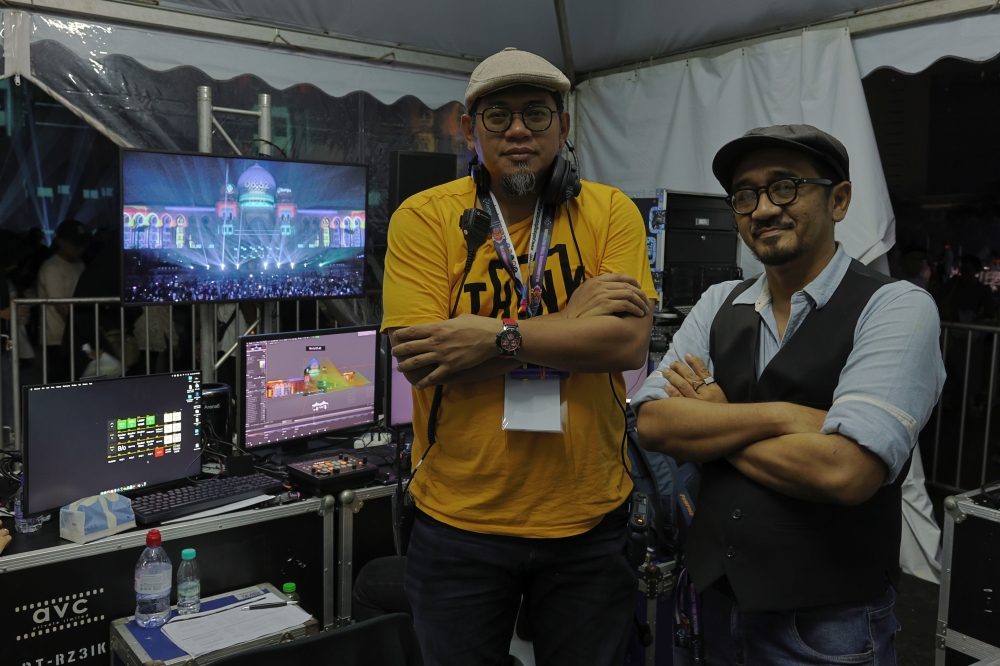 LAMPU 2024’s Creative and Technical Director Hairul Effendi Asaha (right) said time management is crucial in producing the best works and flawless performances. — Bernama pic