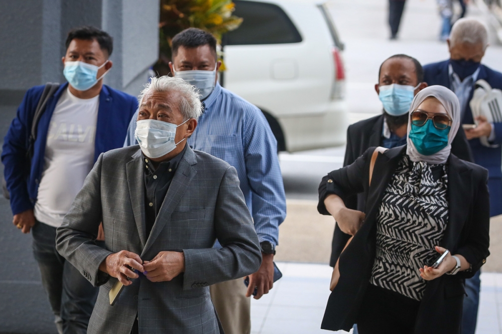 Datuk Seri Bung Moktar Radin arrives at the Kuala Lumpur High Court Complex in this file picture dated January 26, 2022. With him is his wife Datin Seri Zizie Izette Abdul Samad. — Picture by Yusof Mat Isa